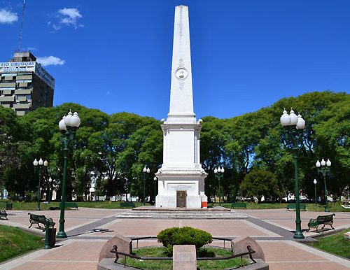 Pirámide de Plaza Francisco Ramírez de Concepción del Uruguay Entre Ríos 1440px