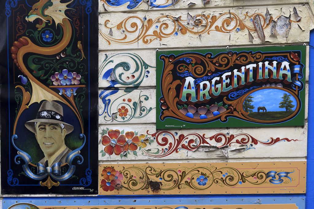 Fileteado con Carlos Gardel sobre casona antigua de Balvanera Ciudad de Buenos Aires Argentina 1440px