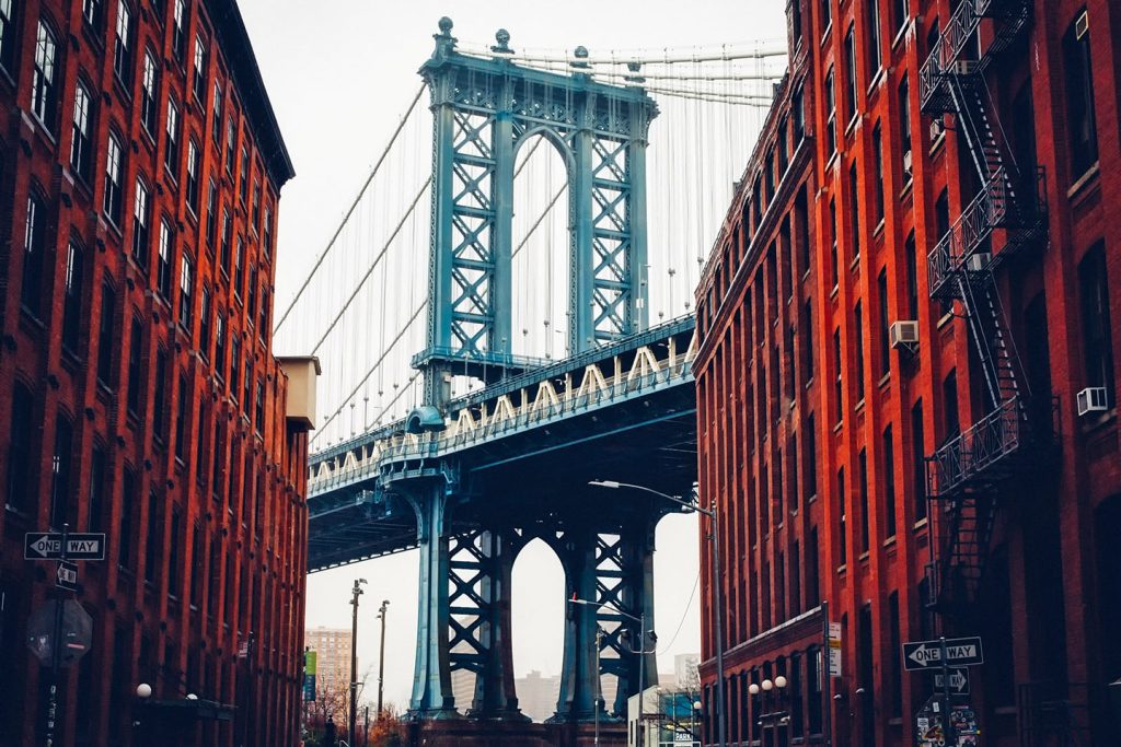 Manhattan Bridge de Nueva York visto desde una calle de Dumbo 1440px