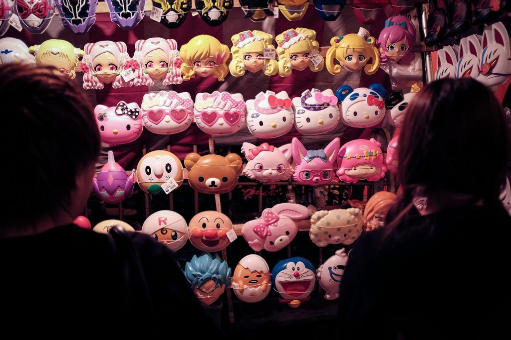 Máscaras de Hellow Kitty y personajes de animé en Tokio Japón 1440px