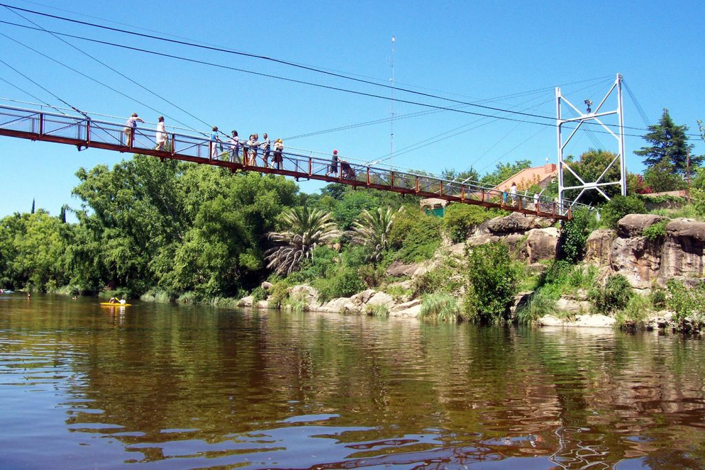 Puente sobre el balneario del río Mina Clavero Valle de Traslasierra Córdoba 1440px